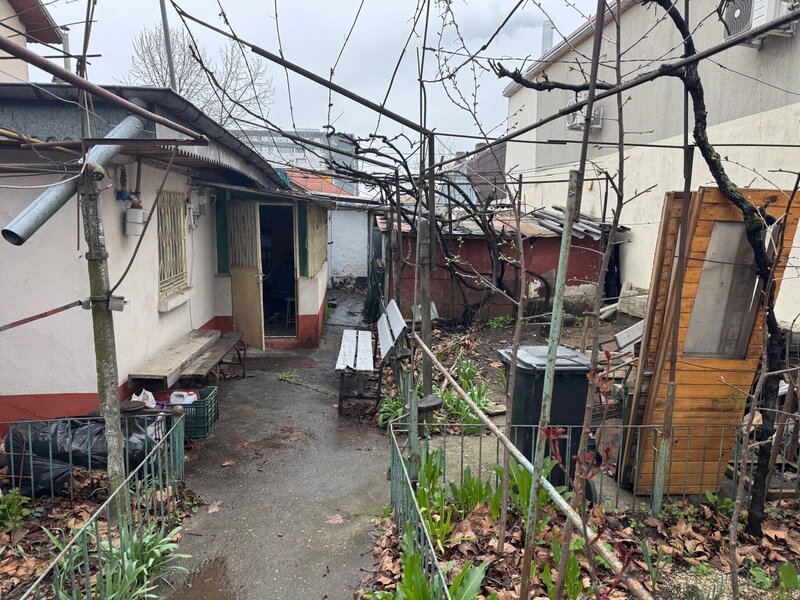 Berceni, Luica, teren cu casa de vanzare.