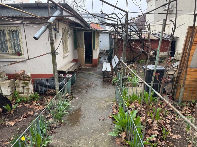 Berceni, Luica, teren cu casa de vanzare.